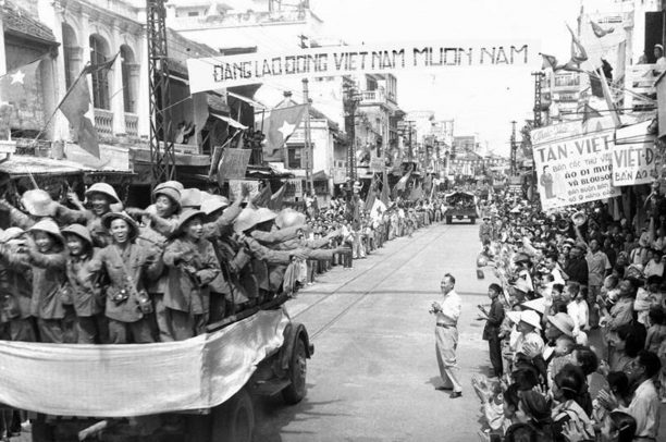 Quân đội Nhân dân Việt Nam tiếp quản thủ đô Hà Nội năm 1954*
