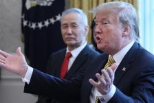 Đấu nhau ác liệt với Trung Quốc, Donald Trump ‘đánh cược chính trị’?