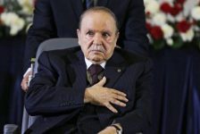 Tổng thống Algeria từ chức giữa sức ép quân đội sau 20 năm nắm quyền