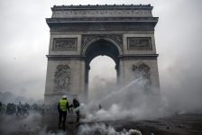 Khải Hoàn Môn tan hoang sau biểu tình lớn nhất thập niên ở Paris