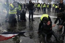 Biểu tình lớn biến thành bạo loạn tại Paris