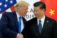 Ông Trump bất ngờ tuyên bố áp thuế 300 tỉ USD hàng Trung Quốc