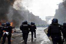 Paris hoa lệ thành “bãi chiến trường” vì biểu tình bạo loạn
