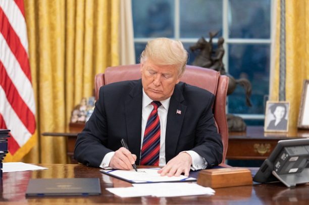 Ông Trump ký luật bán vũ khí cho Đài Loan bất chấp Trung Quốc phản đối