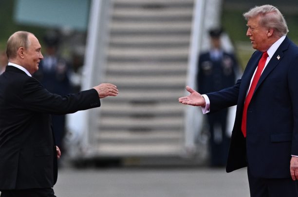 Chính sách chống Nga ngầm của Donald Trump: Khi “thân thiện bề mặt” che giấu một chiến lược bao vây tàn khốc